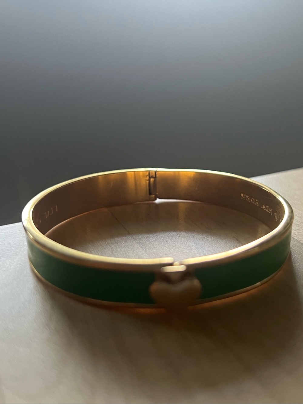 Kate Spade ♠️ Gold Trim Green Enamel Heart Bangle Bracelet - Picture 5 of 5